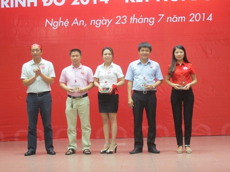 Ngày hội hiến máu “Hành trình đỏ 2014 – Kết nối dòng máu Việt” - 8 Các y, bác sĩ đang phân loại, sắp xếp các bịch máu để vận chuyển về kho máu.