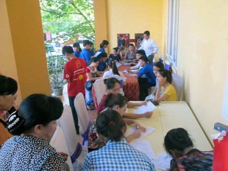 Ngày hội hiến máu “Hành trình đỏ 2014 – Kết nối dòng máu Việt” - 3 Rất đông người dân đến bàn đăng ký để tình nguyện hiến máu.
