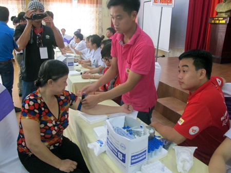 Ngày hội hiến máu “Hành trình đỏ 2014 – Kết nối dòng máu Việt” - 4 Rất đông người dân đến bàn đăng ký để tình nguyện hiến máu.