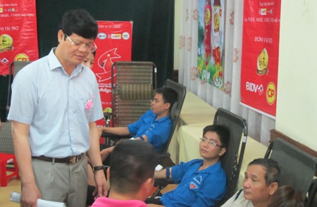 Ngày hội hiến máu “Hành trình đỏ 2014 – Kết nối dòng máu Việt” - 5 Rất đông người dân đến bàn đăng ký để tình nguyện hiến máu.