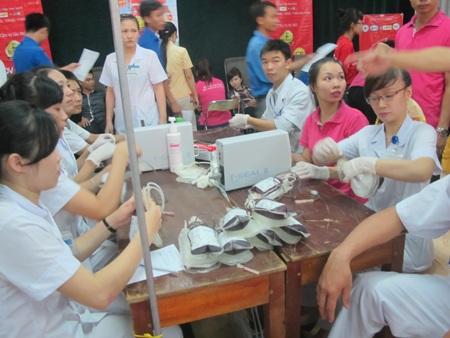 Ngày hội hiến máu “Hành trình đỏ 2014 – Kết nối dòng máu Việt” - 7 Các y, bác sĩ đang phân loại, sắp xếp các bịch máu để vận chuyển về kho máu.