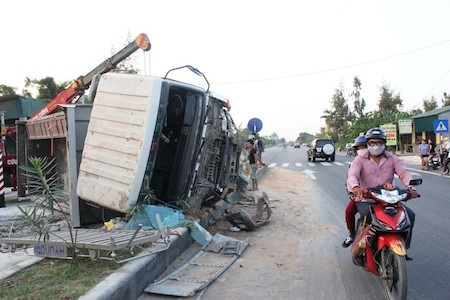 Hiện trường chiếc xe ô tổ đâm giải phân cách.