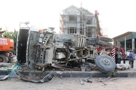 Chiếc xe tải không làm chủ được tay lái đâm và lật nhào trên giải phân cách. 