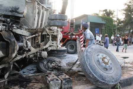 Chiếc xe tải không làm chủ được tay lái đâm và lật nhào trên giải phân cách. 