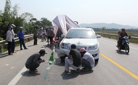 Hiện trường vụ tai nạn giữa ô tô và xe máy trên đường tránh TP Vinh khiến một người tử vong.