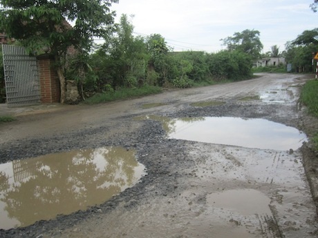 Đường chăm chít ổ voi, hố bom khiến người đi đường gặp nhiều nguy hiểm.