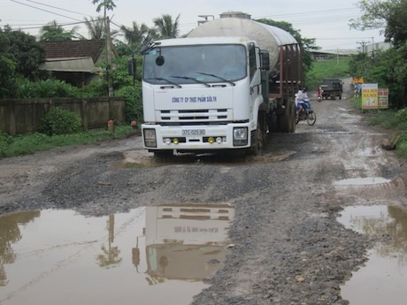 Những chiếc xe cỡ lớn hoành hành khiến cho tuyến đường trở nên đau khổ.
