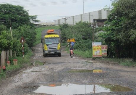 Xe và người đi đường tranh nhau từng khoảng trống để đi...