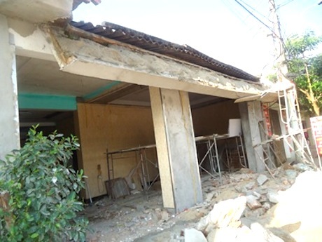 Sập mái bê tông, một phụ nữ nguy kịch - 1 Hiện trường vụ sập mái vê nhà làm bà Mai bị thương nặng.