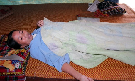 Chồng hái măng rừng, mơ một ngày có thể phẫu thuật tim cho vợ