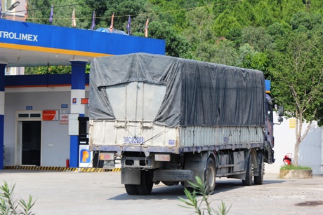 Lái xe bỏ chạy sau khi tông xe vào tổ công tác liên ngành