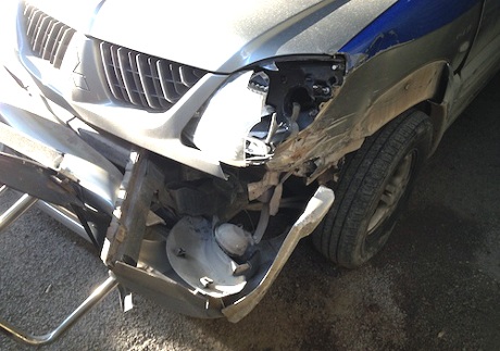 Lái xe bỏ chạy sau khi tông xe vào tổ công tác liên ngành