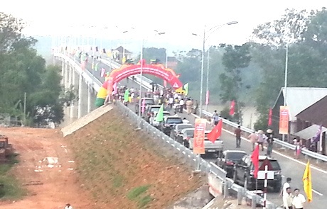 Đưa cầu Dùng và đường đến Khu tái định cư thủy điện Bản Vẽ vào sử dụng