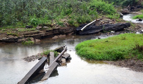 Công trình đường dẫn nước sạch đến khu tái định cư đã bị nước mưa lũ tàn phá...