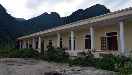 Trường có mà học sinh, thầy cô thì không.