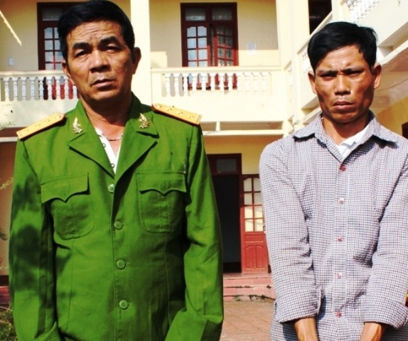 Hai đối tượng Phan Bá Hùng và Nguyễn Văn Tú tại công an huyện Yên Thành.