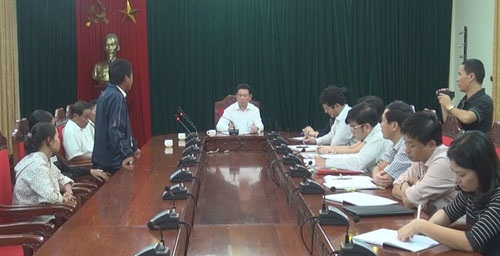 49 học sinh làng Văn Hà đã đến trường sau một năm nghỉ học - 1 Ông Hồ Đức Phớc - Bí thư Tỉnh ủy Nghệ An đã có buổi gặp đại diện phụ huynh ở làng Văn Hà.