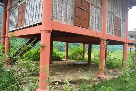 Con đường vào bản được trải nhựa khá phẳng phiu...