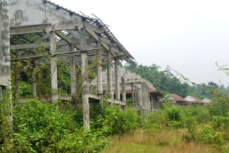 Một số căn nhà khác chỉ mới hoàn thiện được bộ khung rồi bỏ dở.
