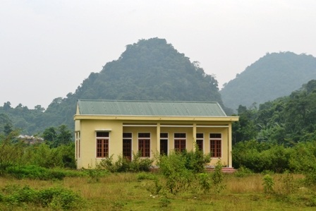 Một ngôi nhà cộng đồng kể từ ngày xây dựng xong đến nay nó vẫn nằm trơ trọi