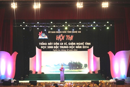 Bà Đinh Thị Lệ Thanh - Ủy viên BTV Tỉnh ủy, Phó chủ tịch UBND tỉnh Nghệ An phát biểu tại hội thi.