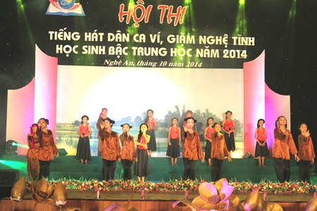 Bà Đinh Thị Lệ Thanh - Ủy viên BTV Tỉnh ủy, Phó chủ tịch UBND tỉnh Nghệ An phát biểu tại hội thi.