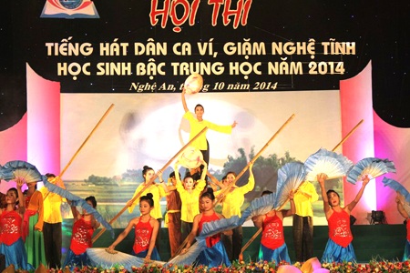 Bà Đinh Thị Lệ Thanh - Ủy viên BTV Tỉnh ủy, Phó chủ tịch UBND tỉnh Nghệ An phát biểu tại hội thi.