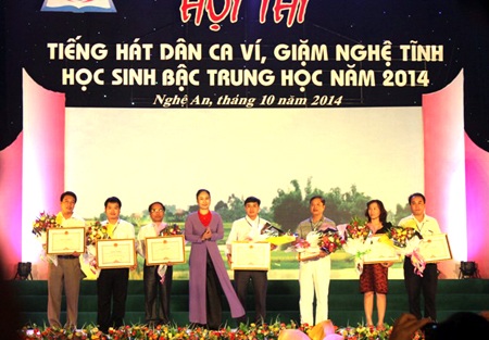 Trao giải cho những tiết mục, tập thể xuất sắc.