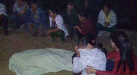 Cháu bé 7 tuổi tử nạn trong hồ sen - 1 Thi thể cháu Anh được đưa lên bờ.