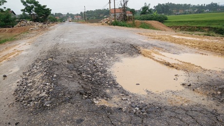 Đường mới xong chưa bàn giao nhưng đã hư hỏng.