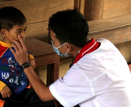 Các bác sỹ tiến hành khám bệnh cho các em bản Piêng Cọc.