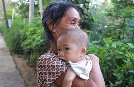 Mắc bệnh tim bẩm sinh, bé 15 tháng tuổi dặt dẹo như sợi bún - 12 Để mong cháu khỏe mạnh, bà ngoại thường bế cháu sang hàng xóm để vừa đi chơi mong cháu khuây khỏa.