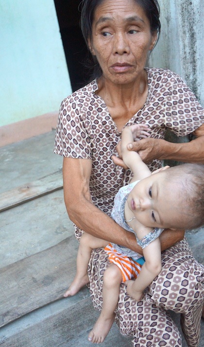 Mắc bệnh tim bẩm sinh, bé 15 tháng tuổi dặt dẹo như sợi bún - 10 Những lúc nhàn rỗi, chị mới thay bà bế con nhưng cũng khó khăn.