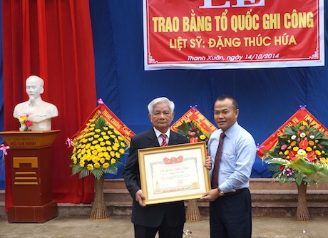 Trao bằng Tổ quốc ghi công liệt sĩ Đặng Thúc Hứa - 2 Đại diện gia đình, dòng họ liệt sĩ Đặng Thúc Hứa nhận bằng Tổ quốc ghi công.