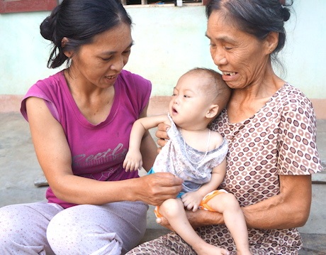 Mắc bệnh tim bẩm sinh, bé 15 tháng tuổi dặt dẹo như sợi bún - 9 Những lúc nhàn rỗi, chị mới thay bà bế con nhưng cũng khó khăn.