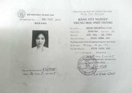 Hiệu trưởng dùng bằng cấp 3 của bạn thân để lên chức