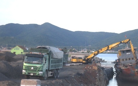 Tàu chở than, máy múc, xe tải hạng nặng vẫn hoạt động ngay giữa ban ngày.