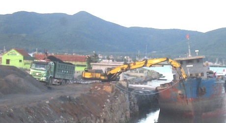 Tàu chở than, máy múc, xe tải hạng nặng vẫn hoạt động ngay giữa ban ngày.