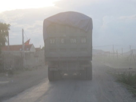 Những chiếc xe tải hạng nặng chất than tràn thùng.