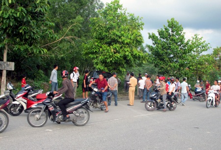 CSGT có mặt tại hiện trường điều tra nguyên nhân.