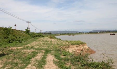 Sạt lở ngày một tăng nhanh và ăn sâu vào đường sắt.