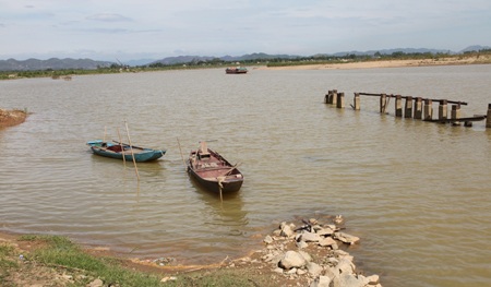 Sạt lở ngày một tăng nhanh và ăn sâu vào đường sắt.
