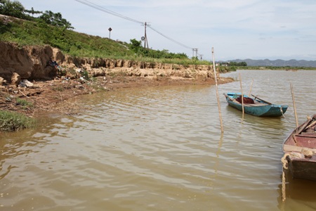 Sạt lở ngày một tăng nhanh và ăn sâu vào đường sắt.