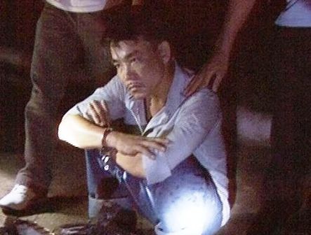 Nguyễn Hiếu Song bị bắt giữ cùng tang vật heroin.