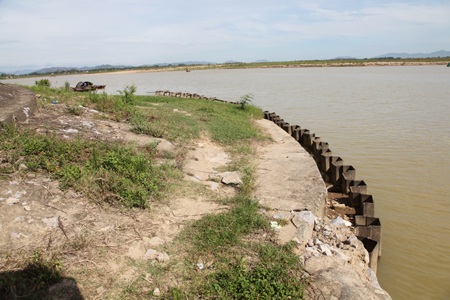 Sắt chữ U khu vực bao quanh cầu Yên Xuân đang có nguy cơ xói lở mạnh hơn.