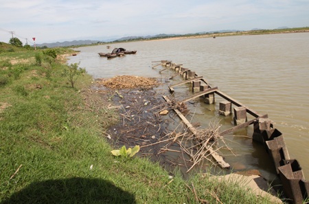 Đoàn sạt lở đã ăn sâu qua những tấm chắn sắt chữ U, gây sạt lở sát chân mố cầu Yên Xuân.