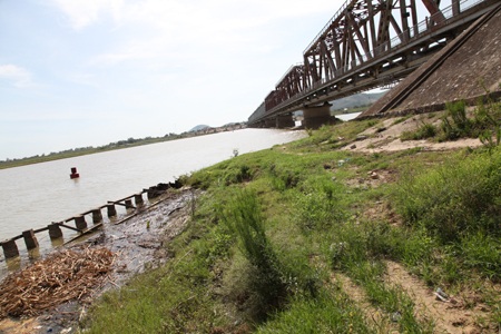 Đoàn sạt lở đã ăn sâu qua những tấm chắn sắt chữ U, gây sạt lở sát chân mố cầu Yên Xuân.