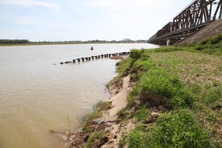 Lô nhô những tấm bê tông sau khi sạt lở được gia cố nhưng chỉ như muối bỏ biển.