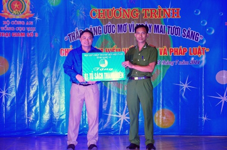 Đồng chí Phạm Ngọc Cảnh trao tặng 100 đầu sách xây dựng tủ sách thanh niên.