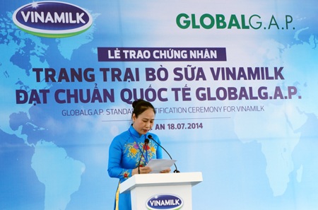 Trang trại bò sữa đầu tiên của Việt Nam đạt chuẩn quốc tế Global G.A.P - 1 Bà Đinh Thị Lệ Thanh - PCT UBND tỉnh Nghệ An phát biểu tại buổi lễ